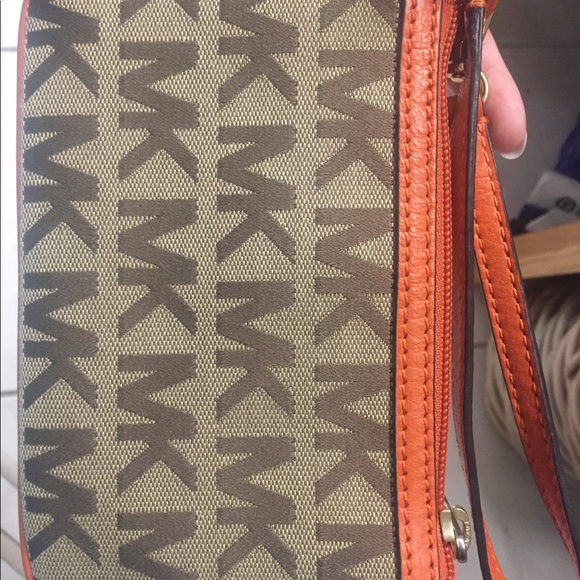 Michael Kors wristlet - Picture 2 of 2